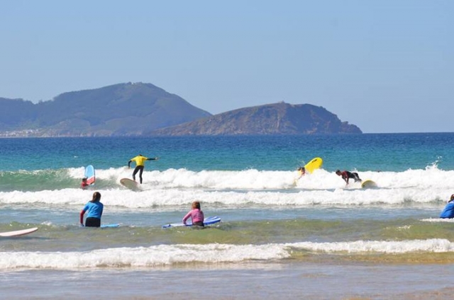  在泡沫波中冲浪 